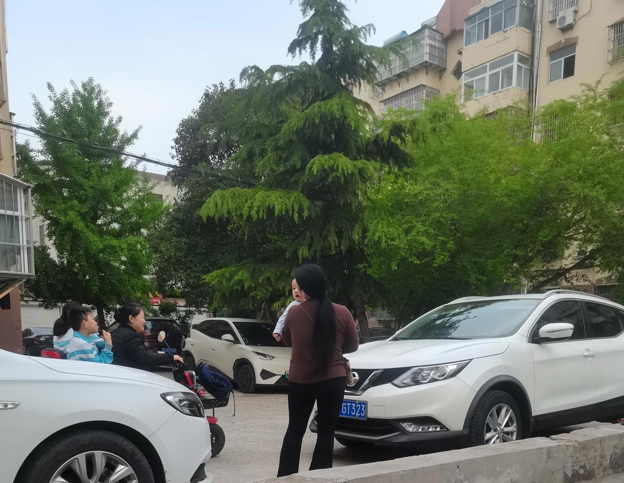 这个纸箱接住了高空落下的我，落下时我坐进了箱子里，纸箱被我砸坏了，我却毫发未损。