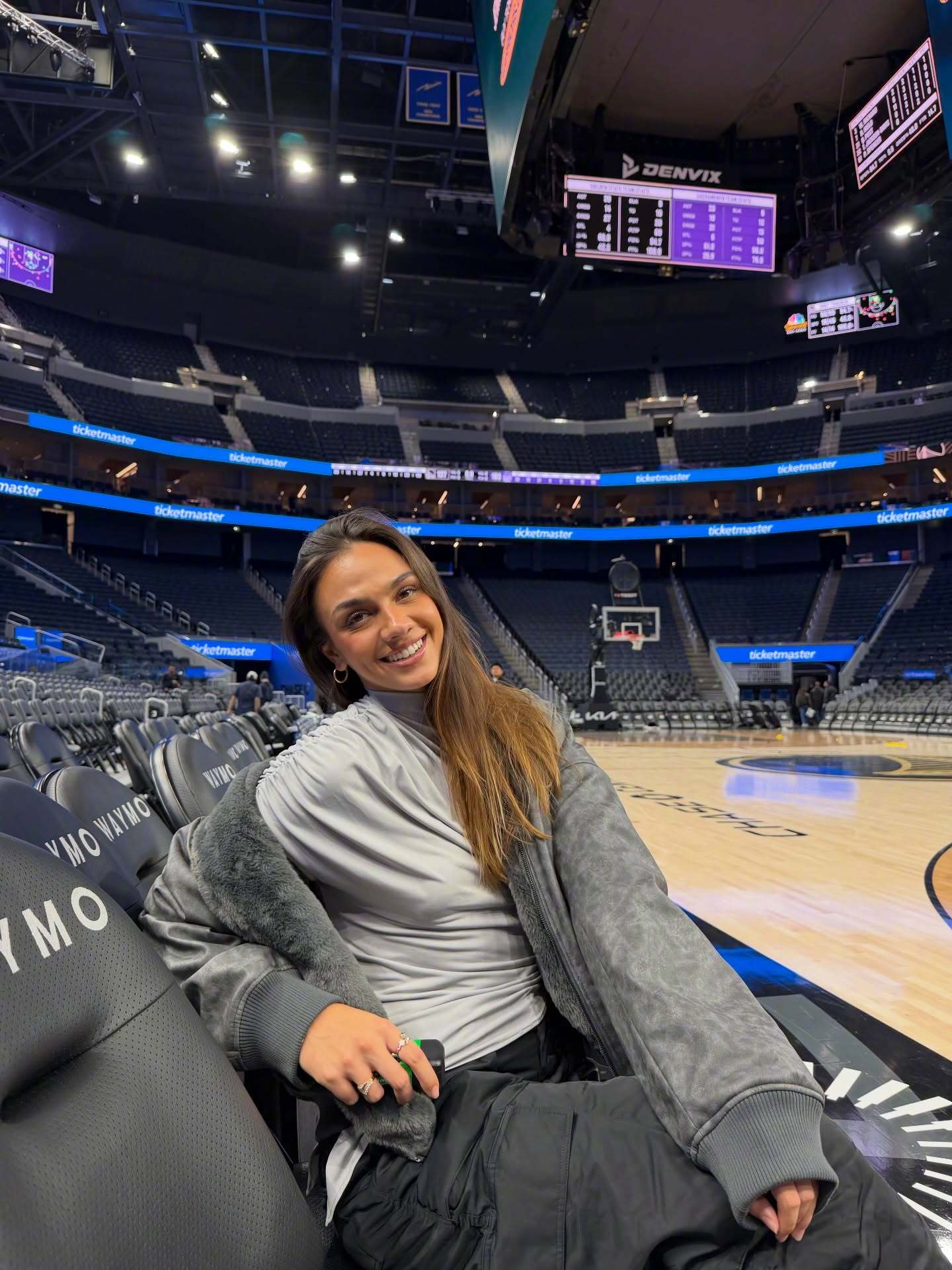 桑托斯和女友茱莉亚-劳伦斯，从两人青涩的照片和发布时间来看，两人在一起至少已经5