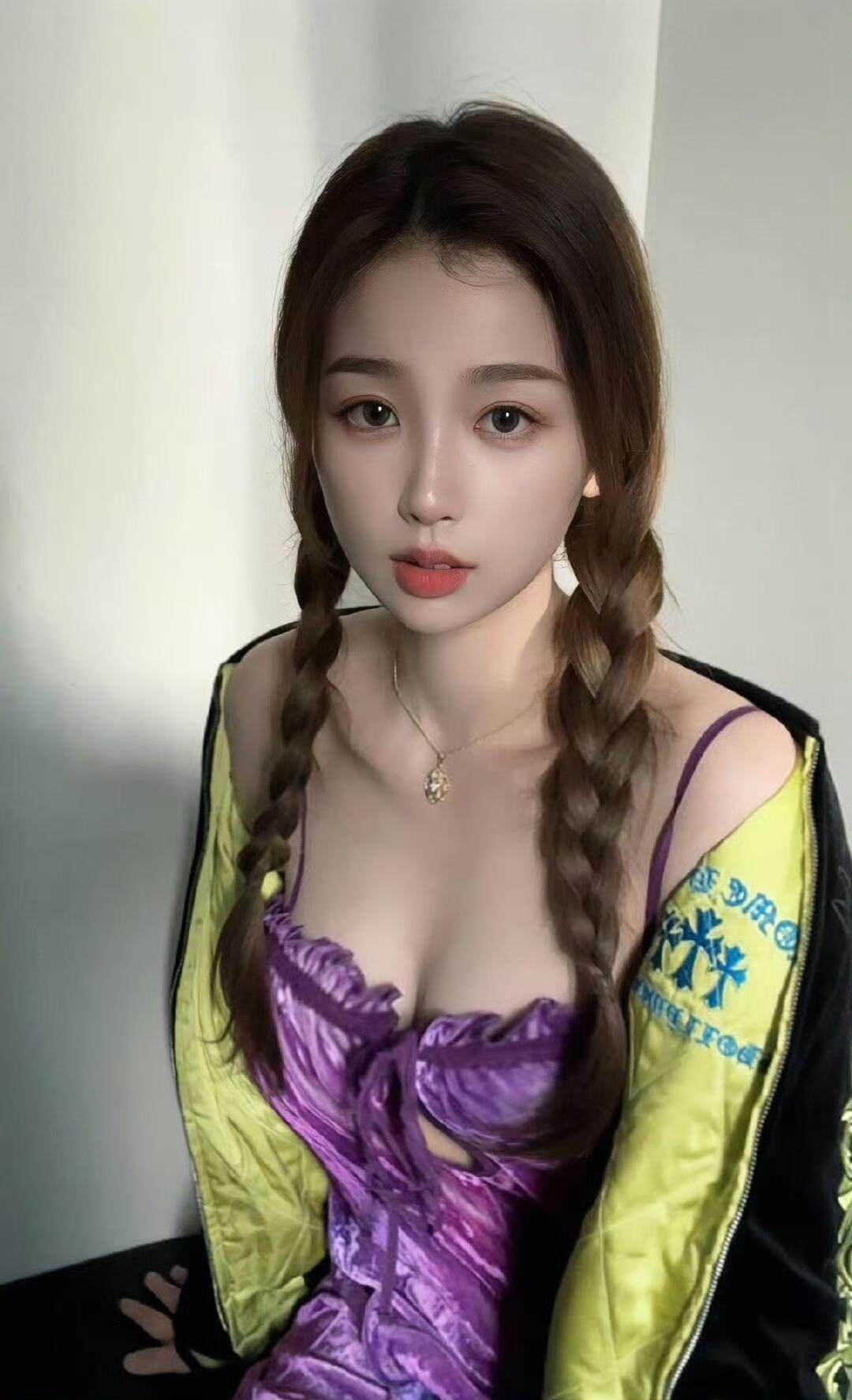 虞书欣穿紫色诱惑力极强 