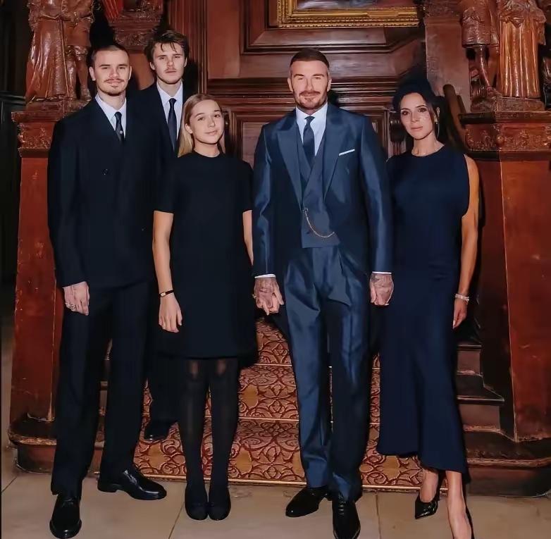 贝克汉姆被封爵士，
全家盛装到齐就少了大儿子！
24年把他宠上天，现在怎么说不见