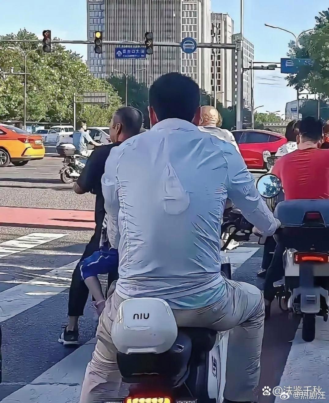 哥们，现在所有人都知道你有媳妇了。 ​​​