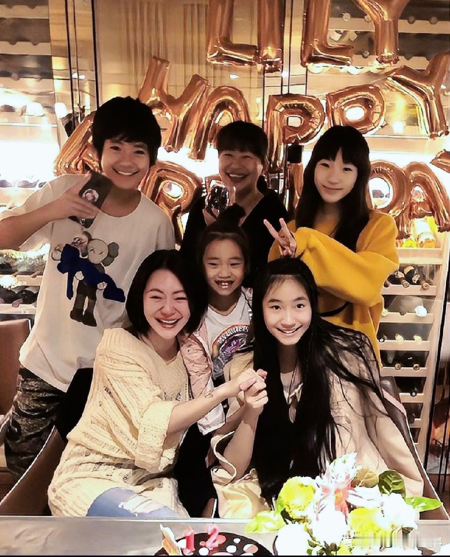 小S大女儿Elly晒出与妹妹Lily的合照，庆祝Lily18岁生日，姐妹情深引发