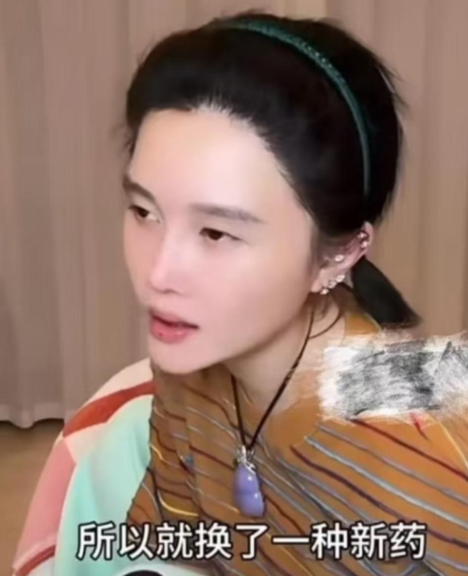 8月16号的晚上，球球在直播间里坐了下来，没有推销商品，没有家长里短的闲聊，她做