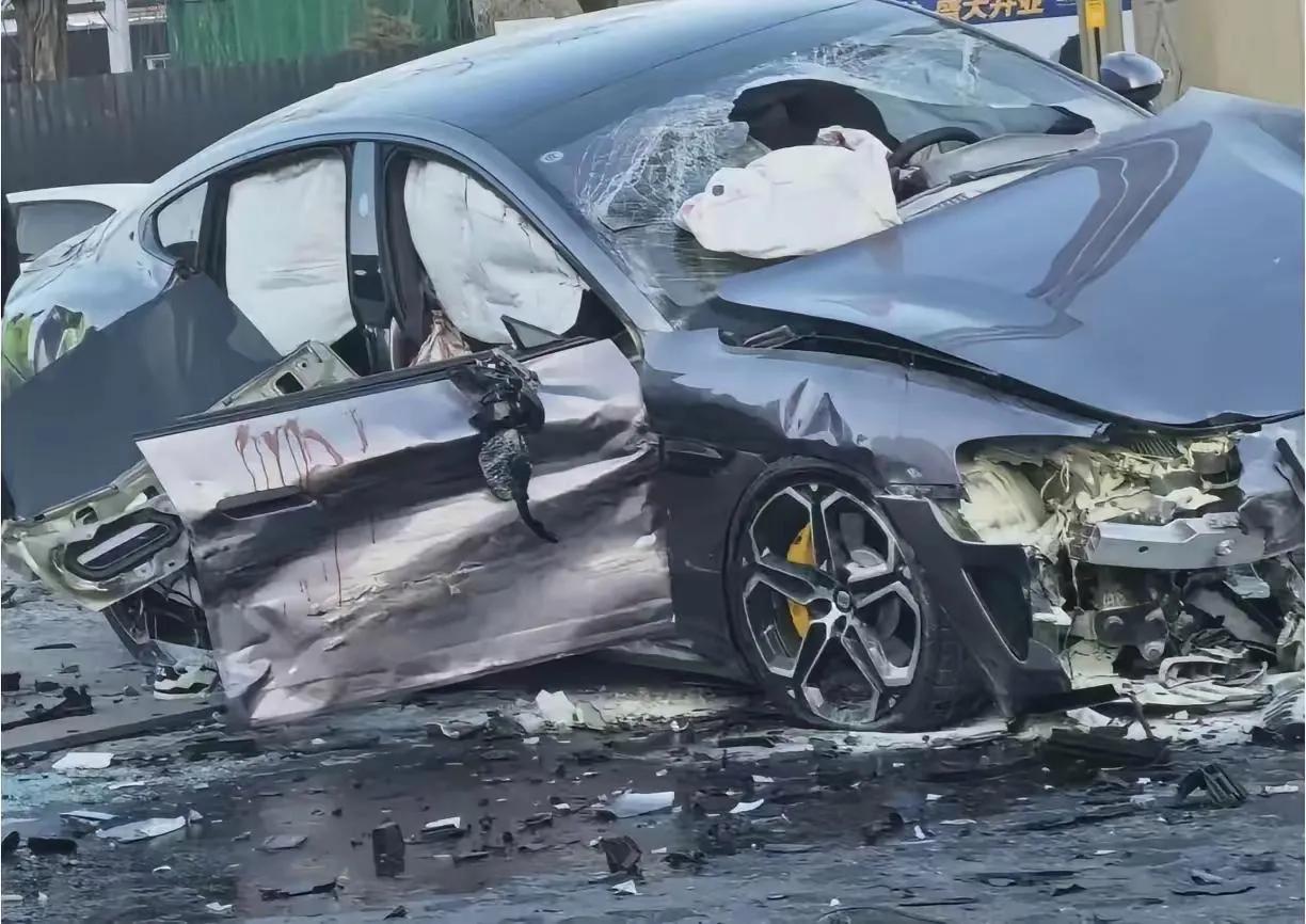 小米SU7又又又撞了
不知道保险行业有没有统计
小米汽车是不是除了销量第一
出险