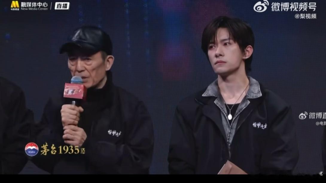 张艺谋回应与易烊千玺合作 再次合作看到他的进步，导演心里肯定很欣慰。这种相互信任