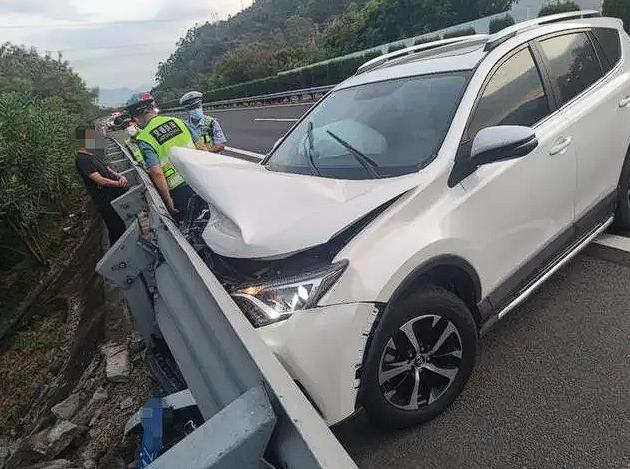 河南开封，男子在高速送叉车时，发现对面有一辆车坏了，结果过了4小时，车还在，司机