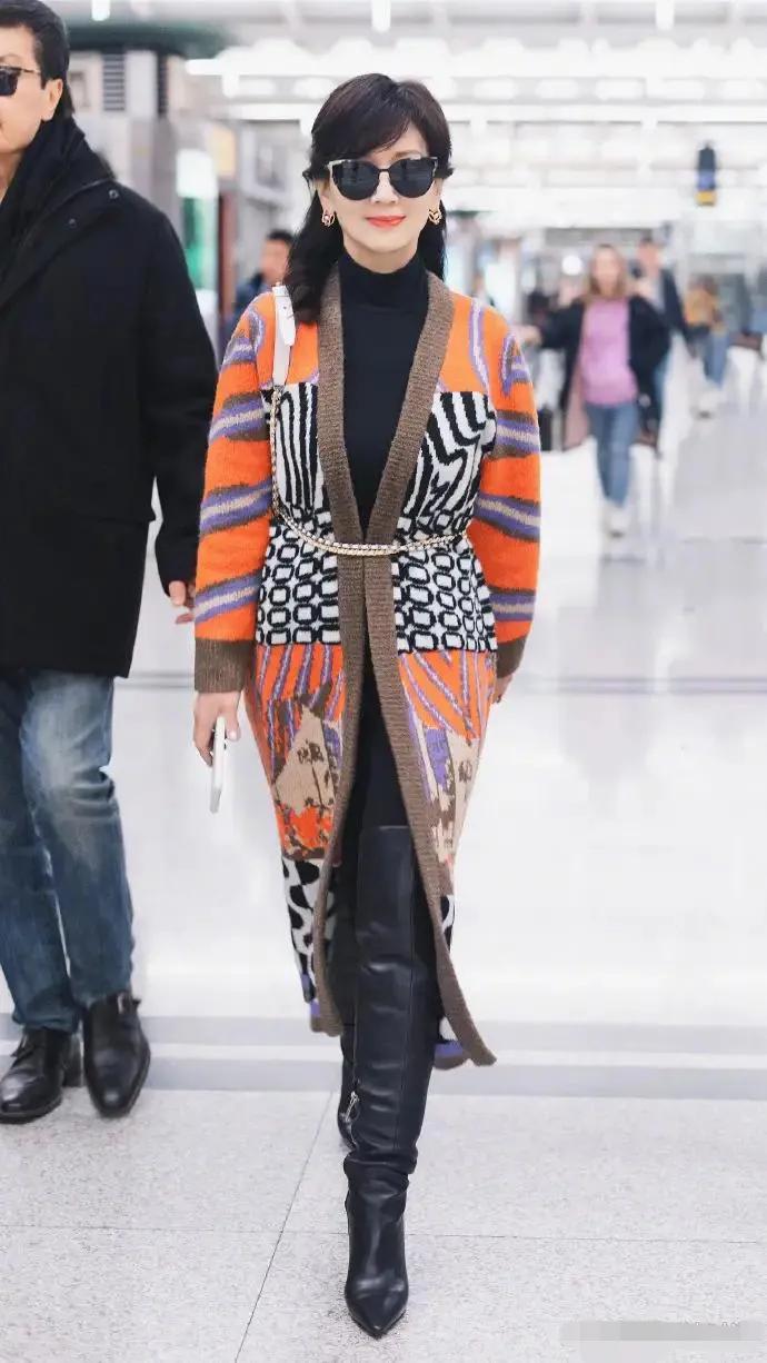 赵雅芝终于“服老”，穿针织开衫配黑内搭走机场，得体低调又保暖！不得不说，身材保持