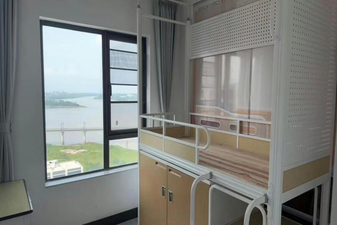 【有大学买存量房爆改学生宿舍[思考]】近日，全国首个存量房改学生公寓项目落地，@