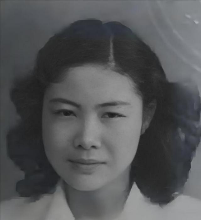 1934年，新婚后不久，才女作家苏青就撞见丈夫与表嫂约会，她隐忍不发，接连生下5