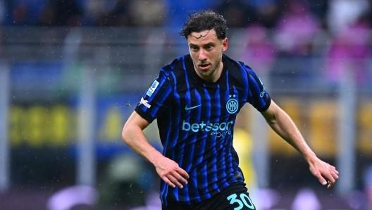 据《米兰体育报》报道，巴西主帅安切洛蒂正在密切关注国际米兰边路球员卡洛斯-奥古斯