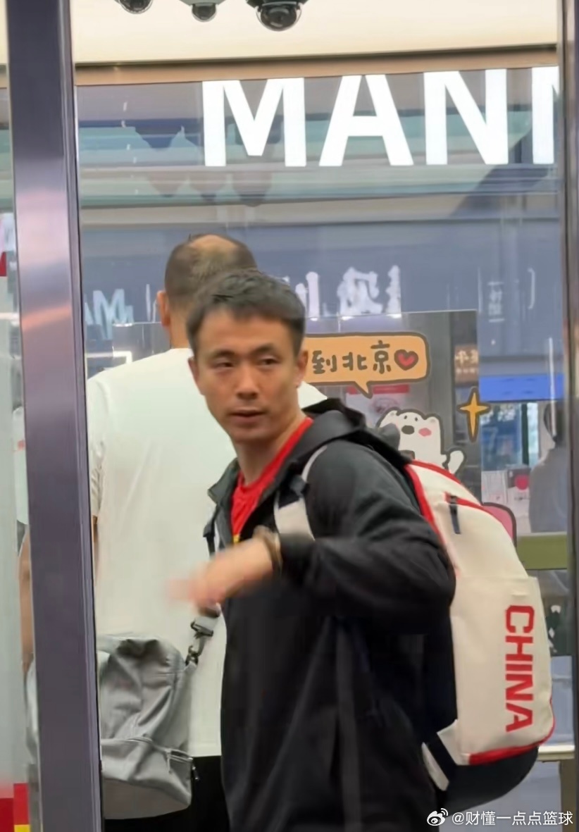 全员返程，中国男篮结束世预赛征程落地北京，一胜一负顺利晋级下阶段机场最新实拍曝光