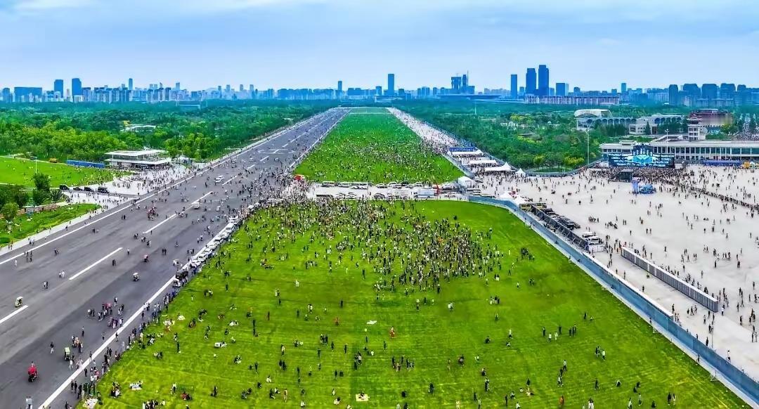 这是纽约中央公园吗，怎么两边高楼这么少呢？