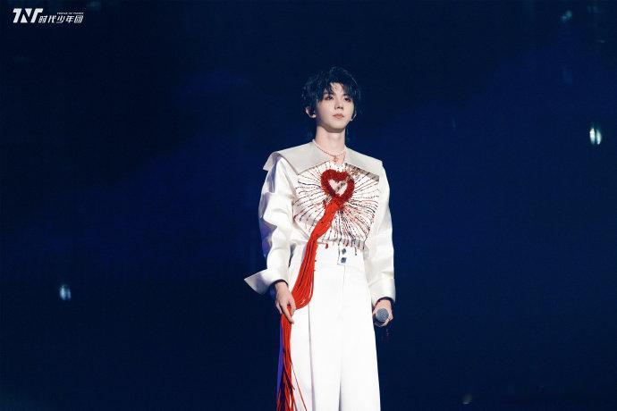 时代少年团大连站舞台照时代少年团舞台上尽情释放 时代少年团舞台上尽情释放，咱就说