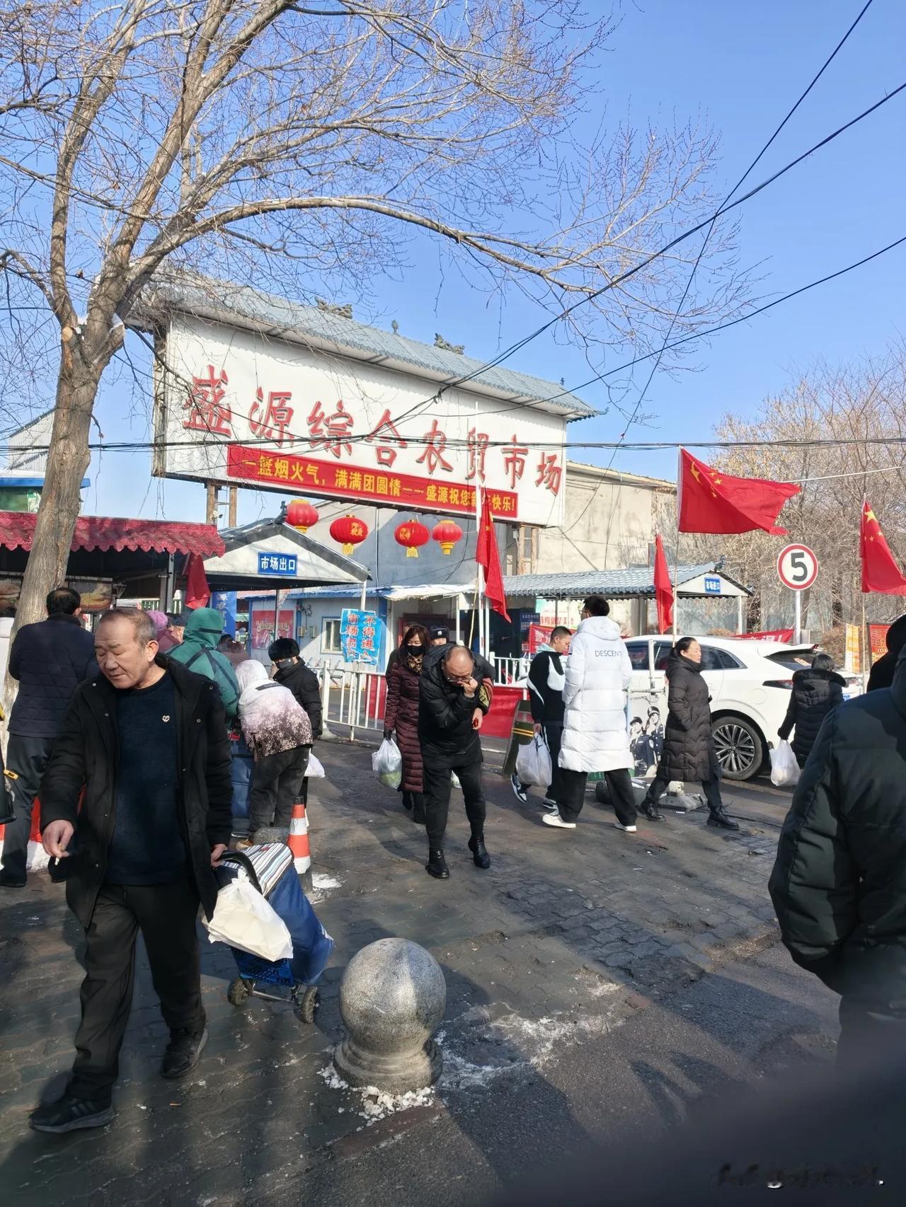 二钢市场里都挤不动了。
这个周六不是工作日吗？市场里的景象完全是已经放假了的赶脚