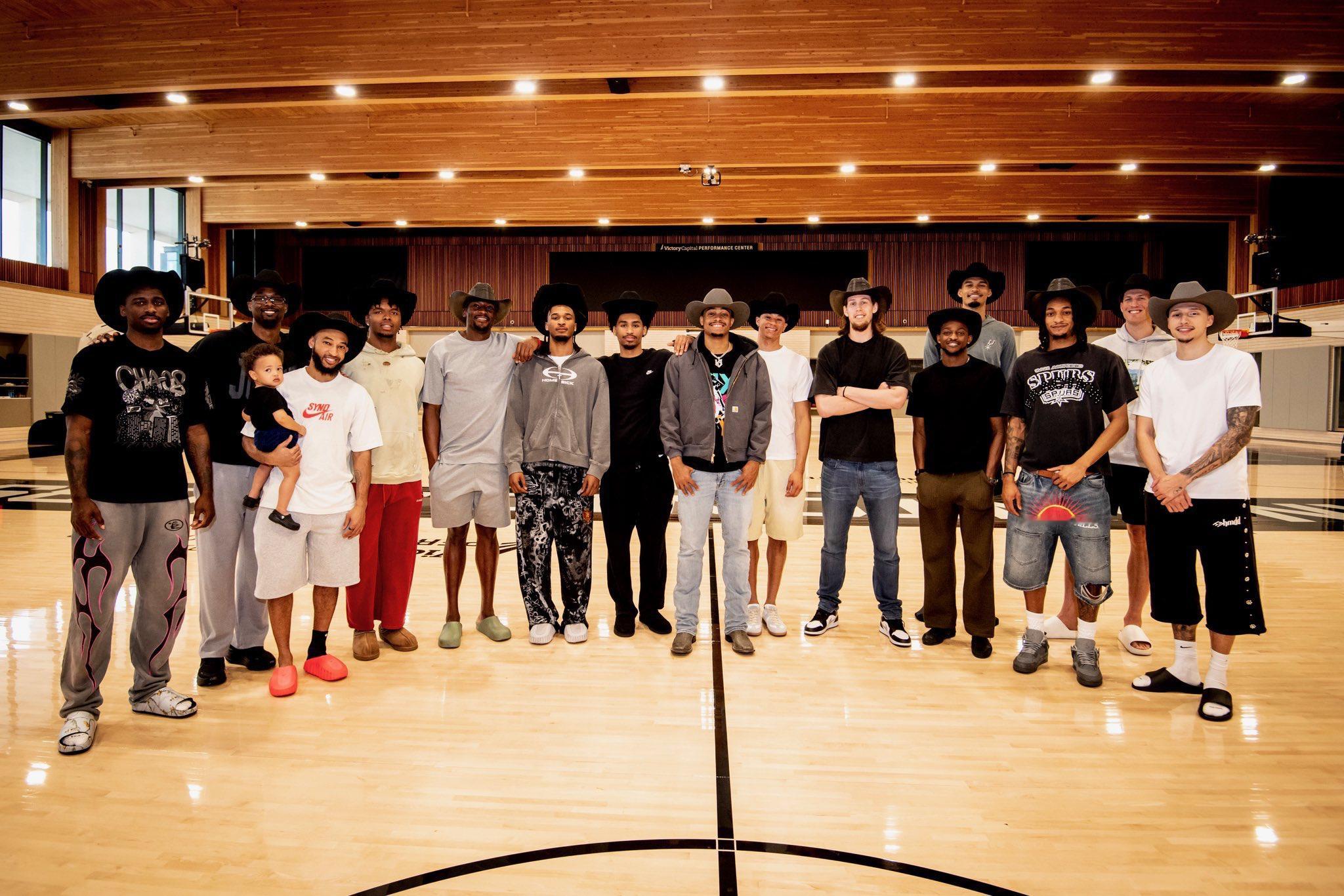 凯尔登约翰逊当选最佳第六人文班亚马确诊为脑震荡 马刺全队庆祝凯尔登获得最佳第六人