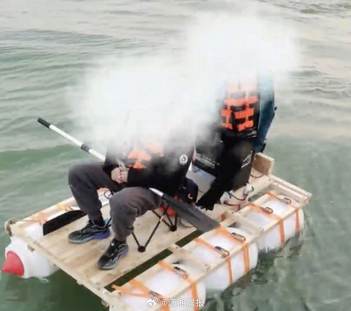 【江苏一#男子手搓塑料桶船带儿子游湖被困#，网友调侃：孩子留下，你回湖里去】#男