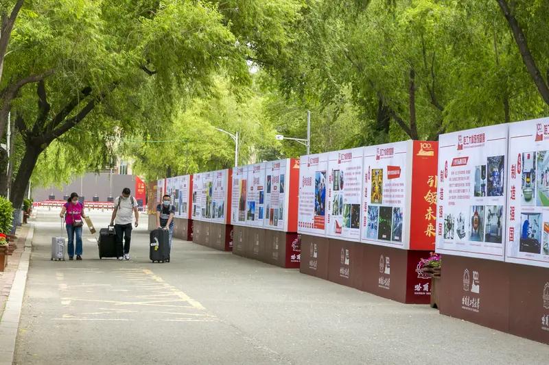 9月，四川大学2025级本科新生开启了大学新征程。2日至3日迎新现场，新生们跨越