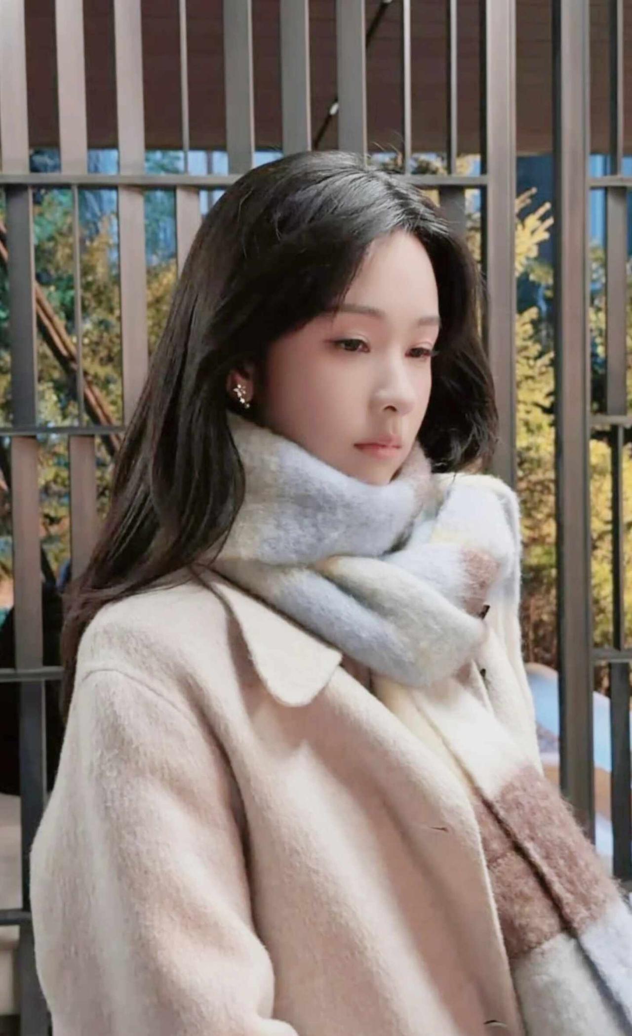 此女的忧郁程度恐在我之上