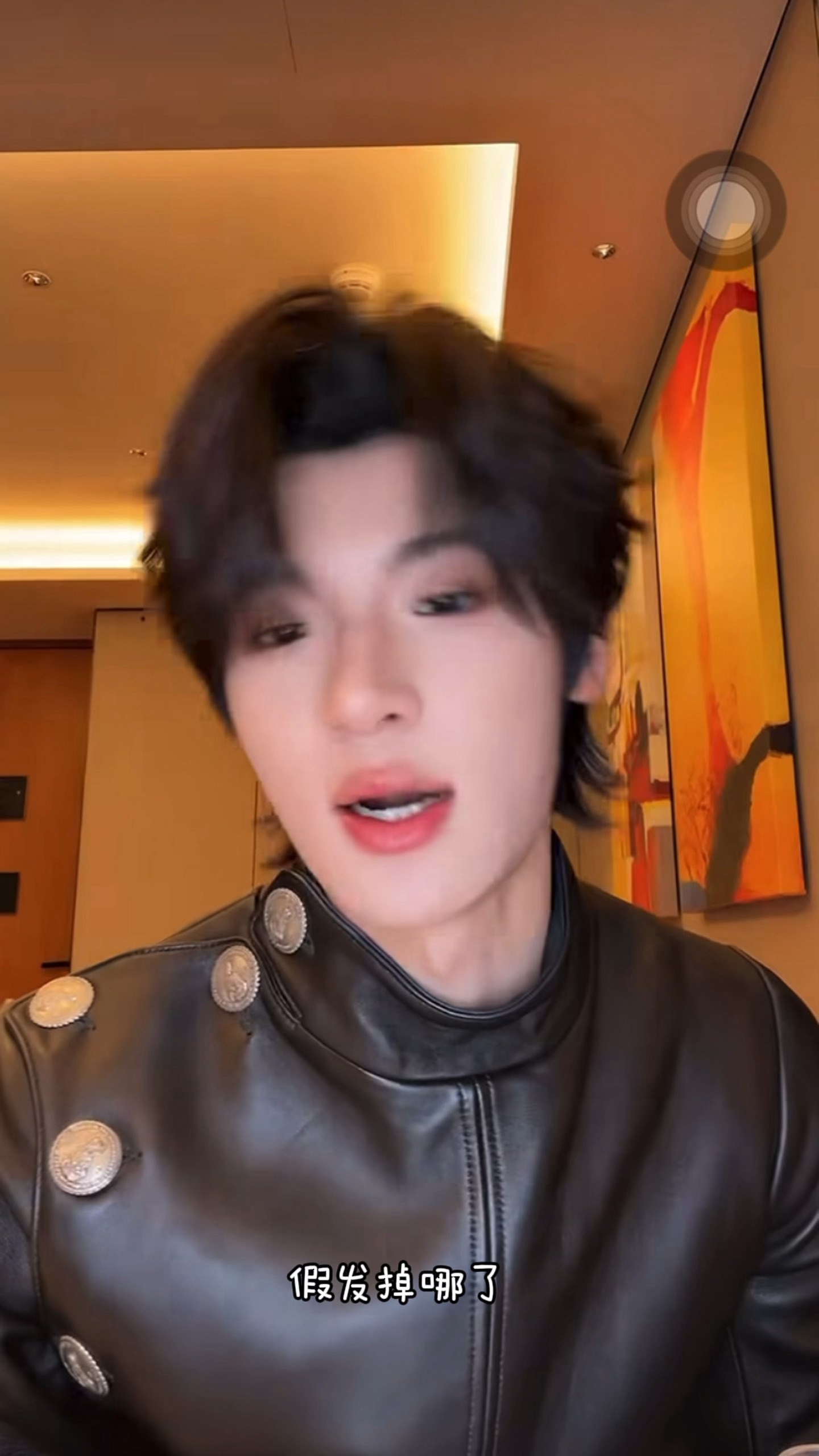 豪哥这样讲话好男人啊好性感啊 然后意识到自己语气有点凶了又低头尬笑好可爱 