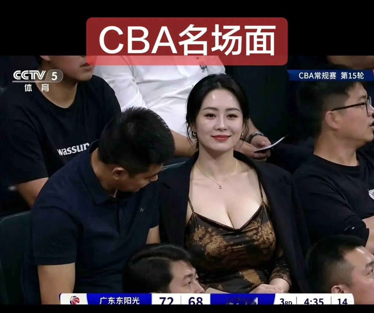 辽粤大战，没想到今天最抢镜的不是双方的球员，竟然是看台上的这位女球迷，精致的五官
