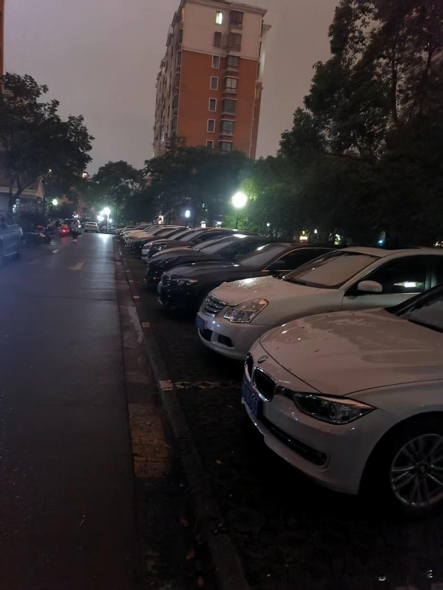 为什么对于大多数来说买车不建议买黑色车。

第一黑色车闷、热，夏天来了你坐进黑车