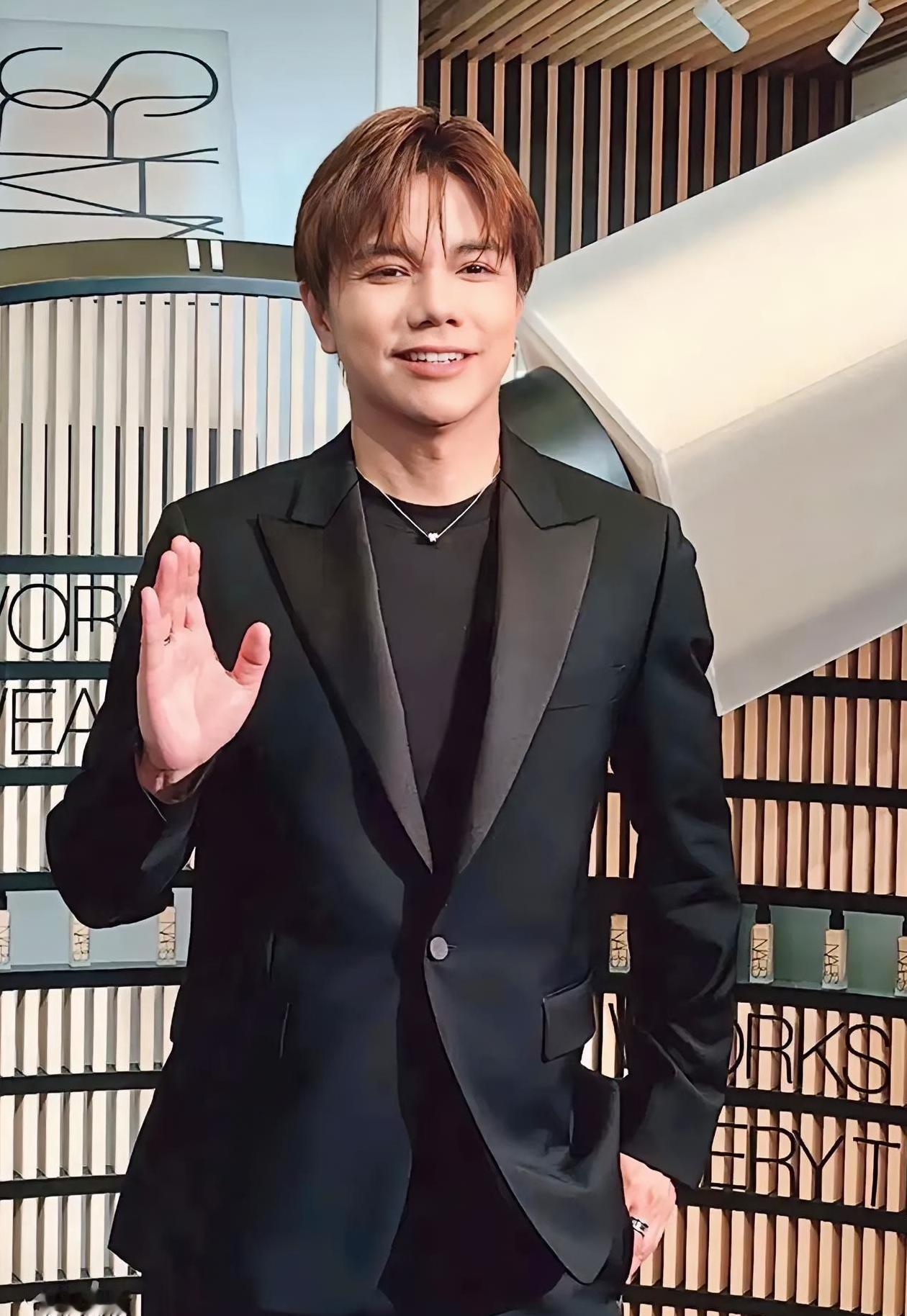 举报信越堆越高，内地演出的门算是彻底焊死了。
​英皇的霍汶希和容祖儿，却依然死死