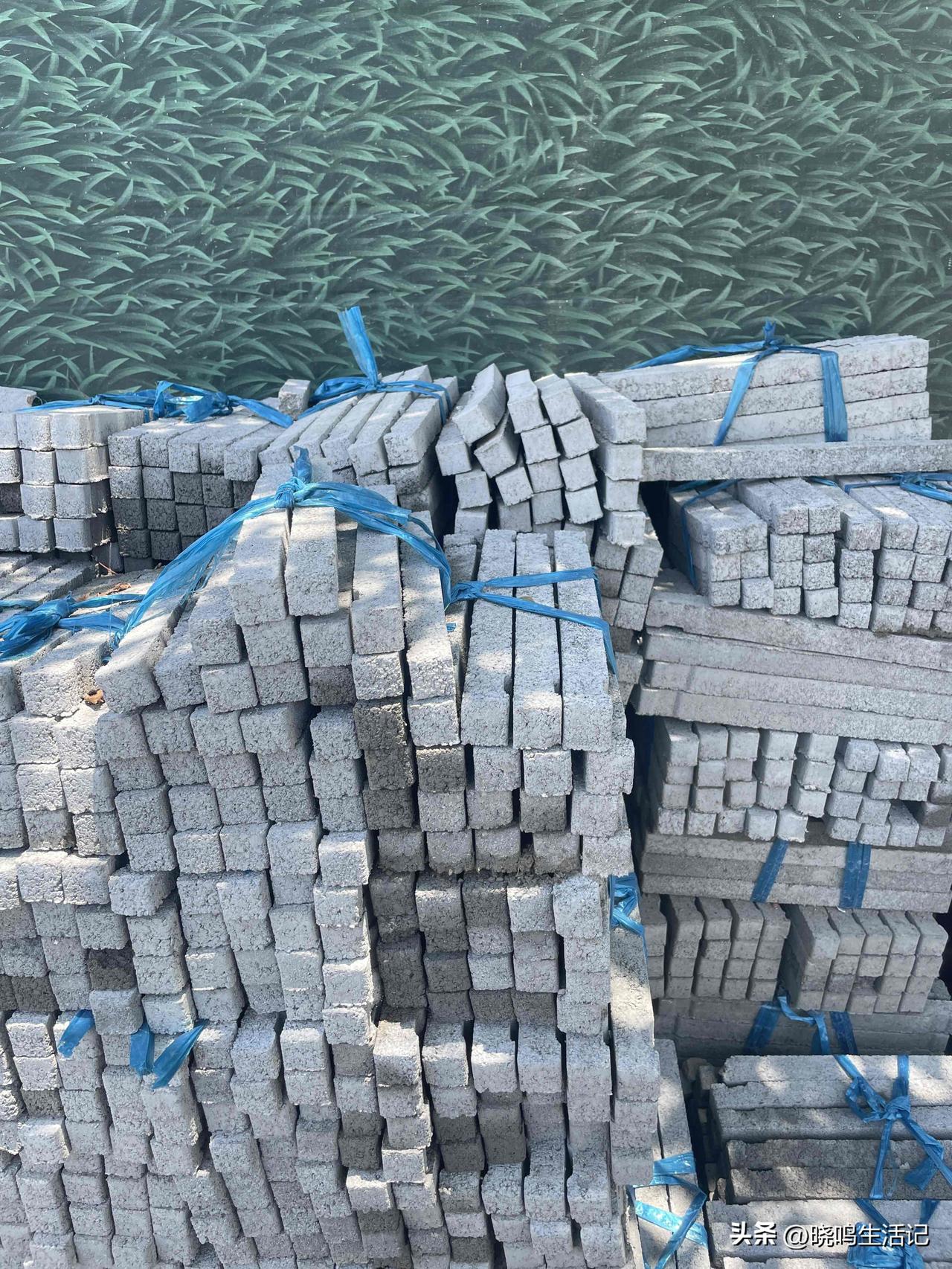 这种建筑材料我还是头一次见，像砖但比砖窄很多。