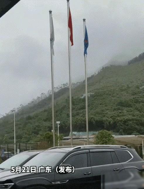 “科学都解释不清楚了”。广东，男子下雨天看到五星红旗被雨淋湿，没按捺住冲动哼起那