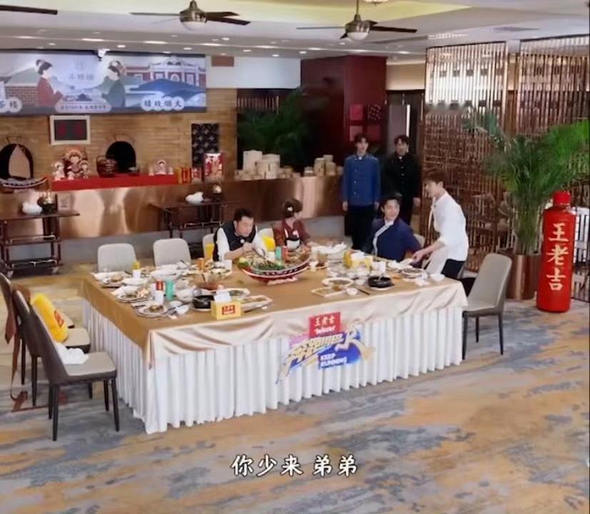 李昀锐摸翟子路心跳🎐随口说出的小吐槽，搭配近距离相处画面，轻松氛围里藏着满满的