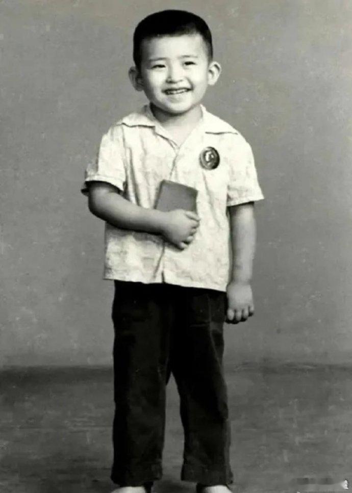 1971年北京的一位小学生，能猜到是谁吗？ ​​​