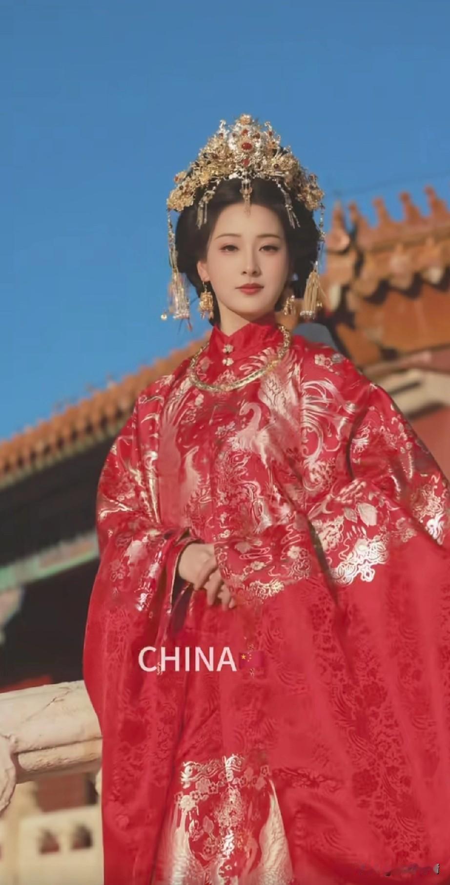 时隔600余载，
北京的故宫还是认出了它的主人，
身高2m的女子身穿明制汉服，