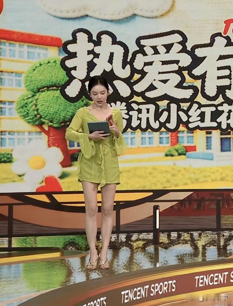 美娜一身绿真不错！