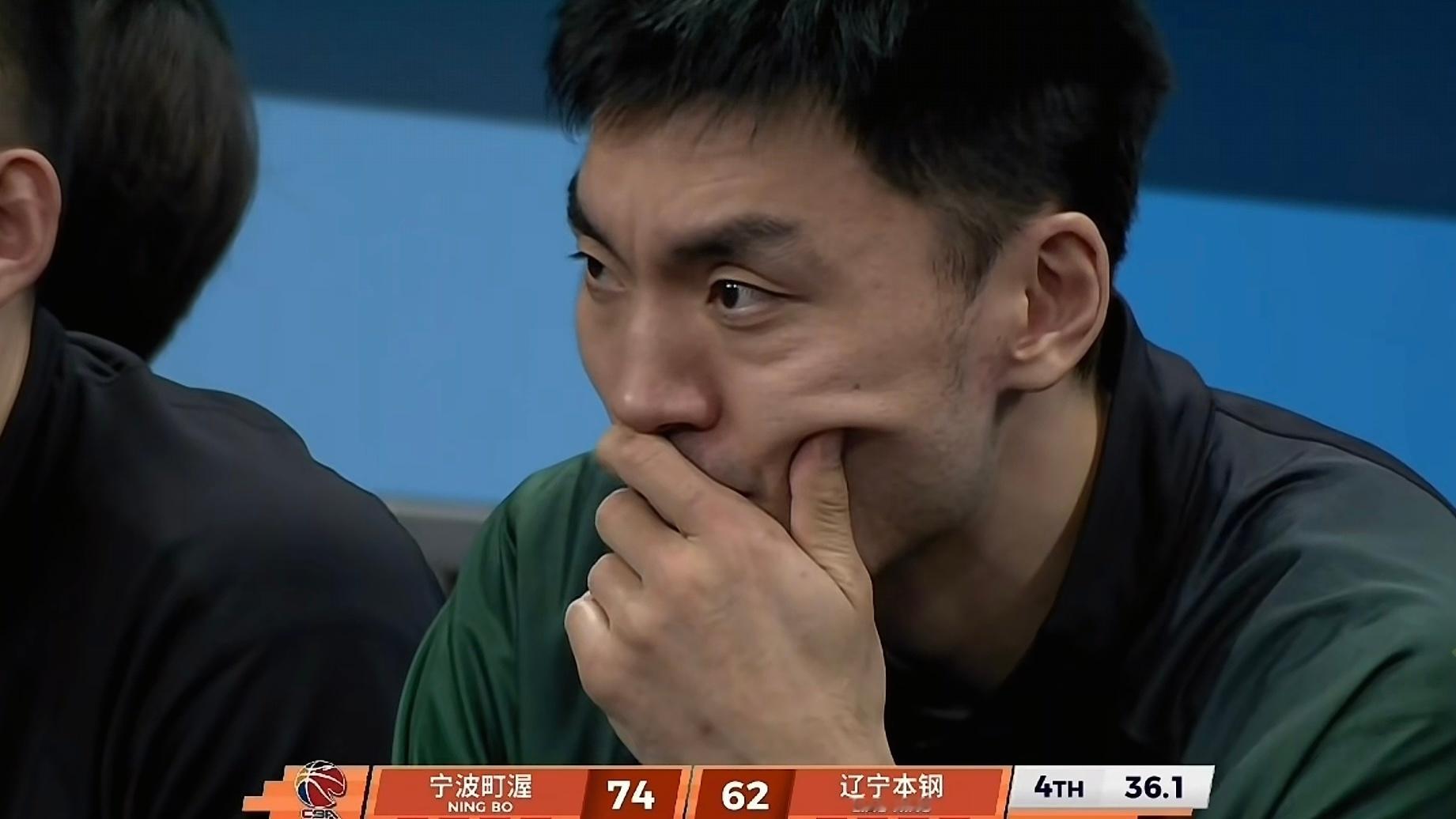 比赛好像很早就失去悬念了，镜头最后也是给到了替补席的李晓旭，心疼坚持看完比赛的球