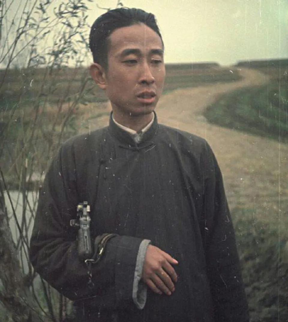 1949年初，游击队员，留下的几张真实老照片，镜头中的他们，面对镜头的时候，显得