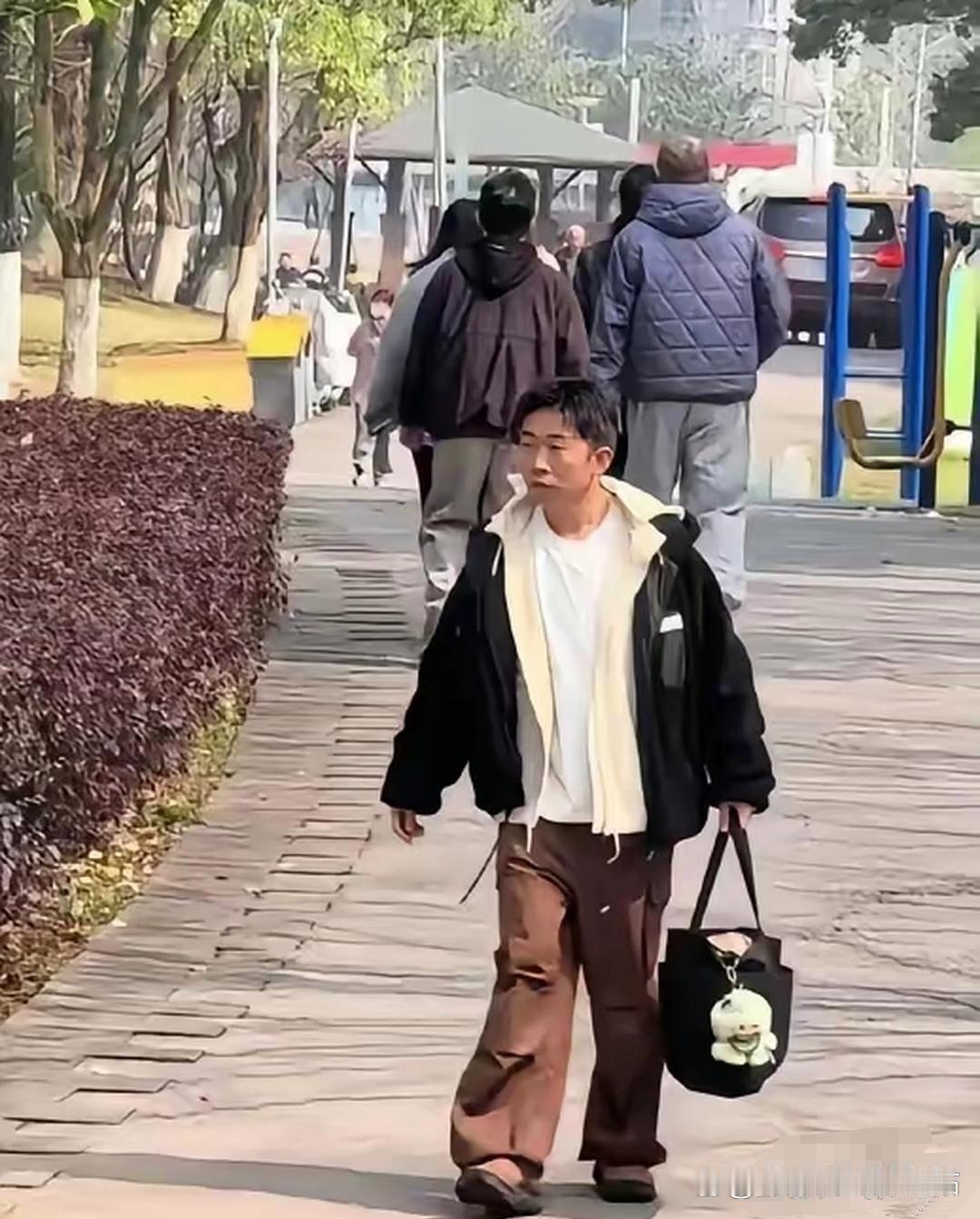 终于扒明白了，为什么杨迪总是一个人拎包， 连个助理都不带。你以为他很闲？错了。何