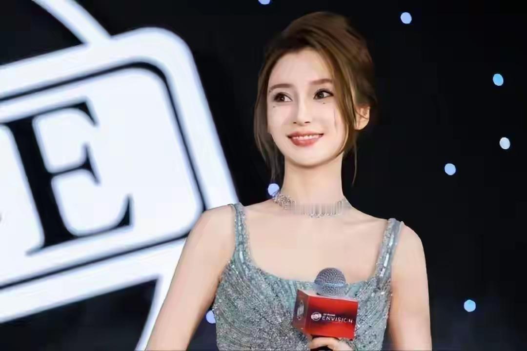不出意外，
意外果然还是发生了，
谁能想到，离开黄晓明后又离开陈伟霆的杨颖，最终