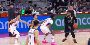 裁判回看录像，给陶汉林追加了对萨林杰的违体犯规。广东男篮vs山东男篮金秋观赛季广