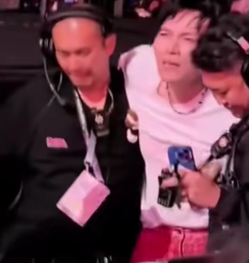 歌手杨宗纬在演唱会突发意外，摔下2米高舞台，被救护车带走，主