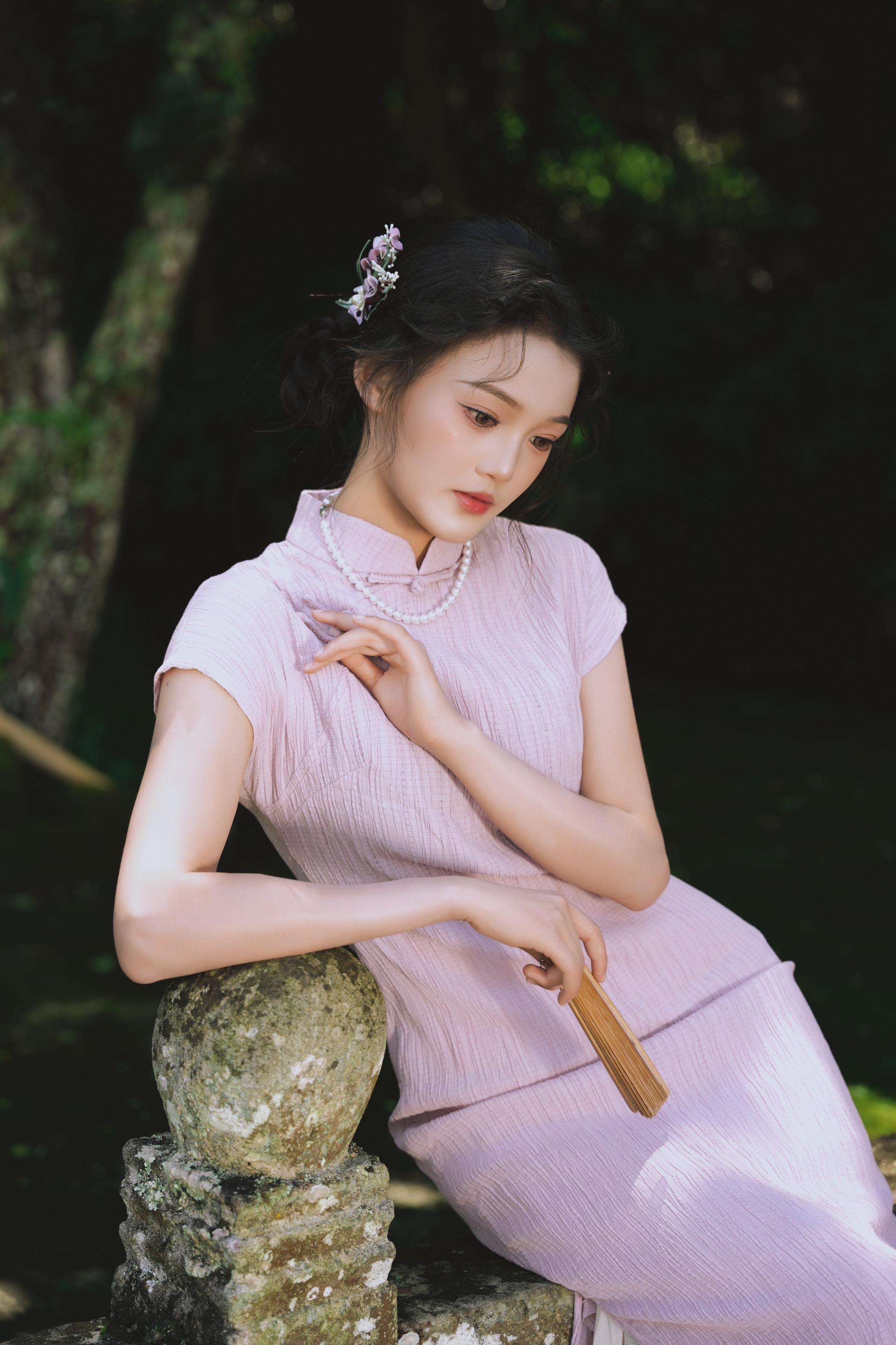世间温柔，不过是芳草柳摇染花香。