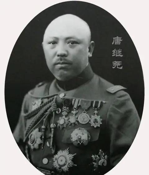 1918年，唐继尧为了得到部下的妻子，将其骗到家中打麻将，后遭到报应。1918年