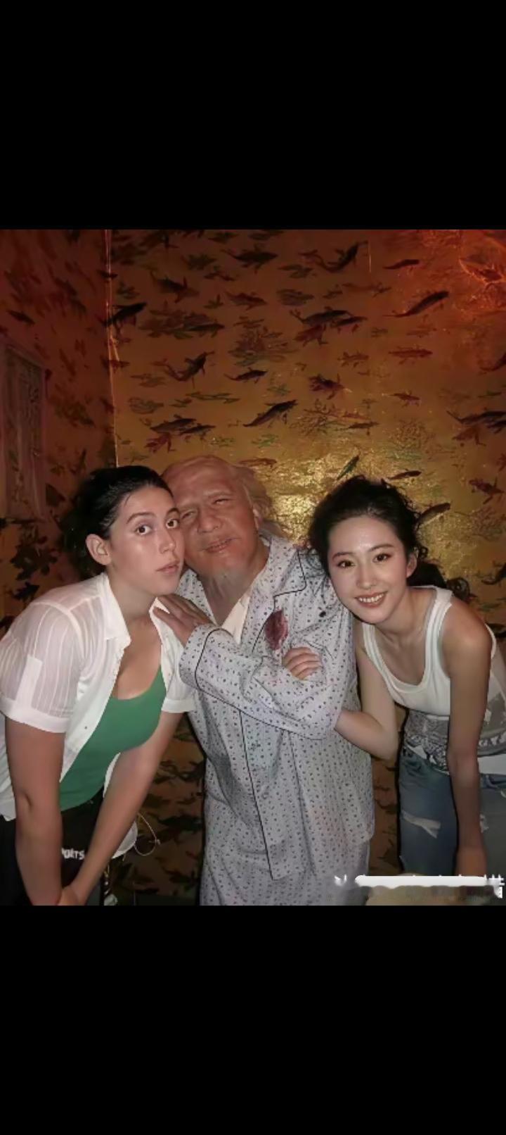 龙哥，该收手了，人都老成这样子了，还对美女们恋恋不舍搂着不放手？美女永远都有，但