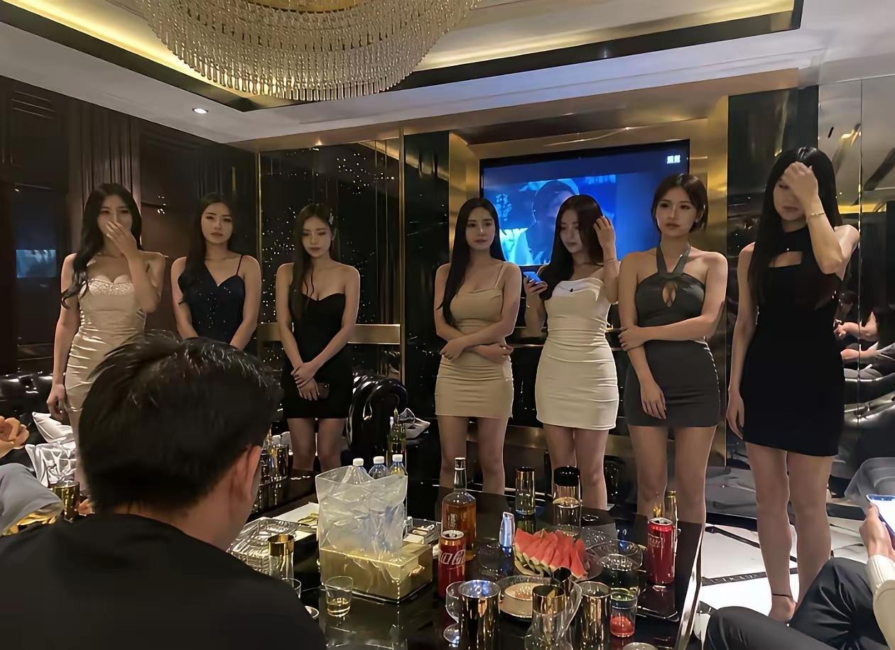 在KTV还真有不少隐藏套路。先说消费方面，去上海高端KTV，得提前问清楚包厢低消