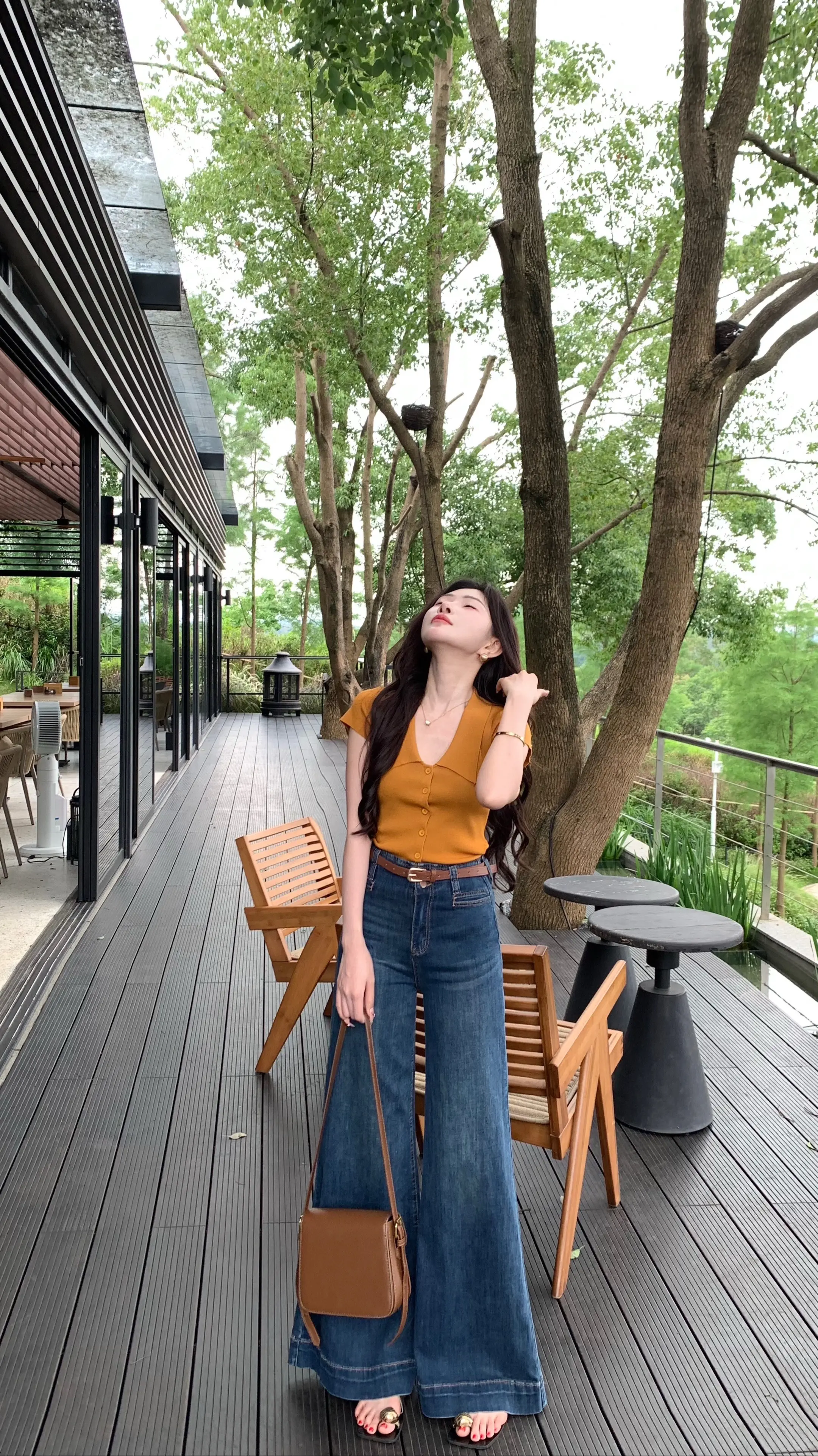 这世界本就这样  有人追你千辛万苦你不领情 有人什么都没为你做 你却句句我愿意