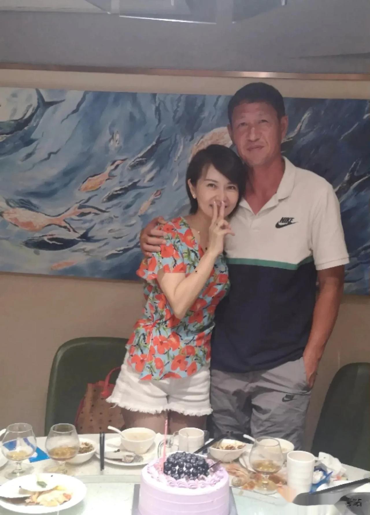 老国足黎兵嘴对嘴亲吻女儿惹争议。
前国脚黎兵有多招女孩喜欢，两任娇妻都很爱他，二