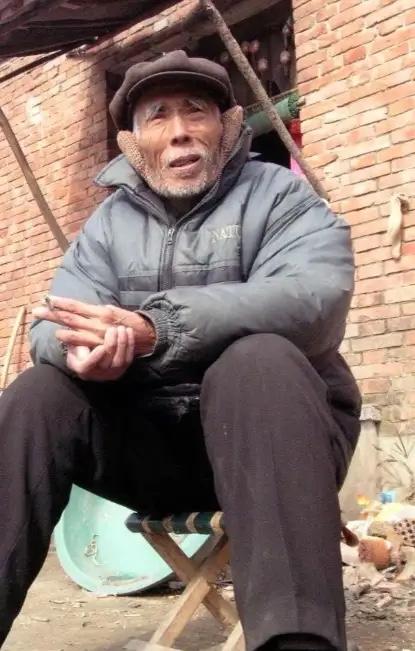 1949年11月27日夜里，重庆歌乐山白公馆监狱里，到处都是血腥味和枪声，国民党