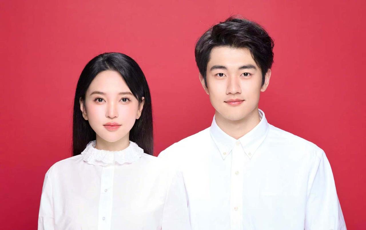 左边是金莎，1983年出生，身高166cm。
右边是孙丞潇，2000年出生，身高