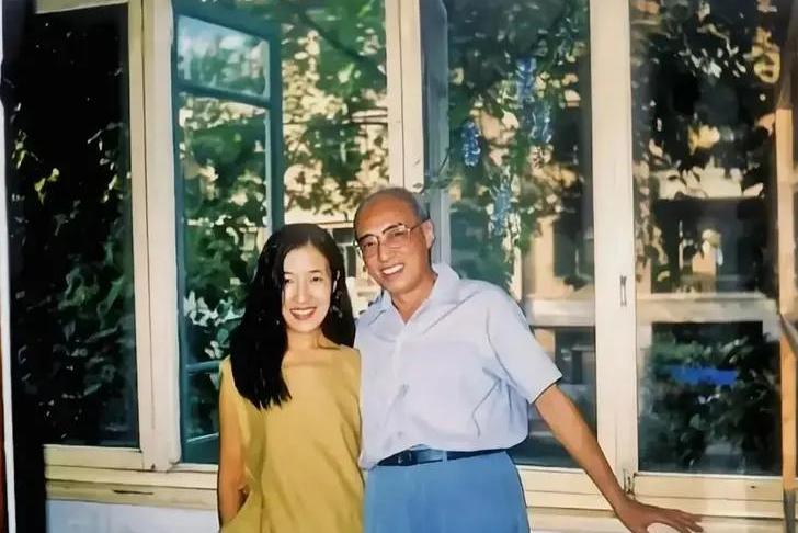1986年，65岁的杨南生与29岁的张严平走到一起，两人结为夫妻，这段年龄差距较