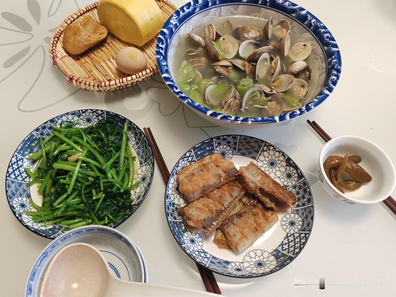 我和老公的晚餐分享～
昨天在超市买的美贝，营业员专门叮嘱我要么做汤，要么蒸着吃，