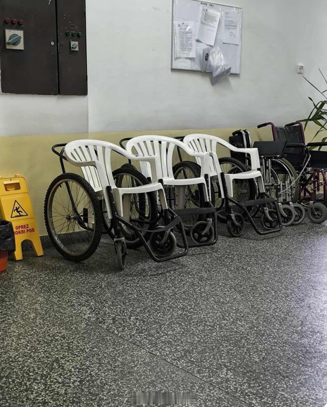 波斯尼亚医院的轮椅 ​​​