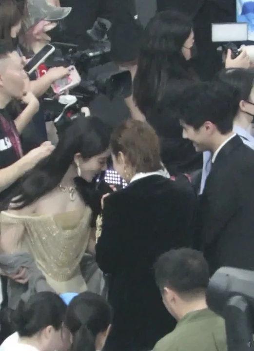 杨紫高叶刘昊然热聊杨紫高叶刘昊然三人聊嗨了！杨紫高叶刘昊然聊嗨了大家都这么熟嘛居